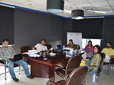 Raheel Khokhar presenting at I'll Be A PMP training session, season 2